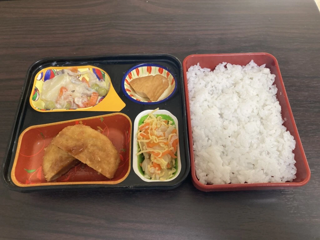 ご飯とおかずを盛り付けた食事