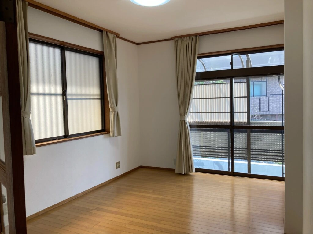 木目の床と窓のある居室